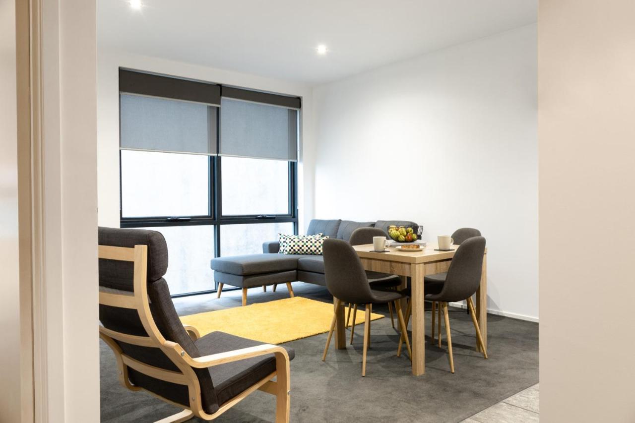 St Kilda Rd Gem, Prime Spot Apartment *