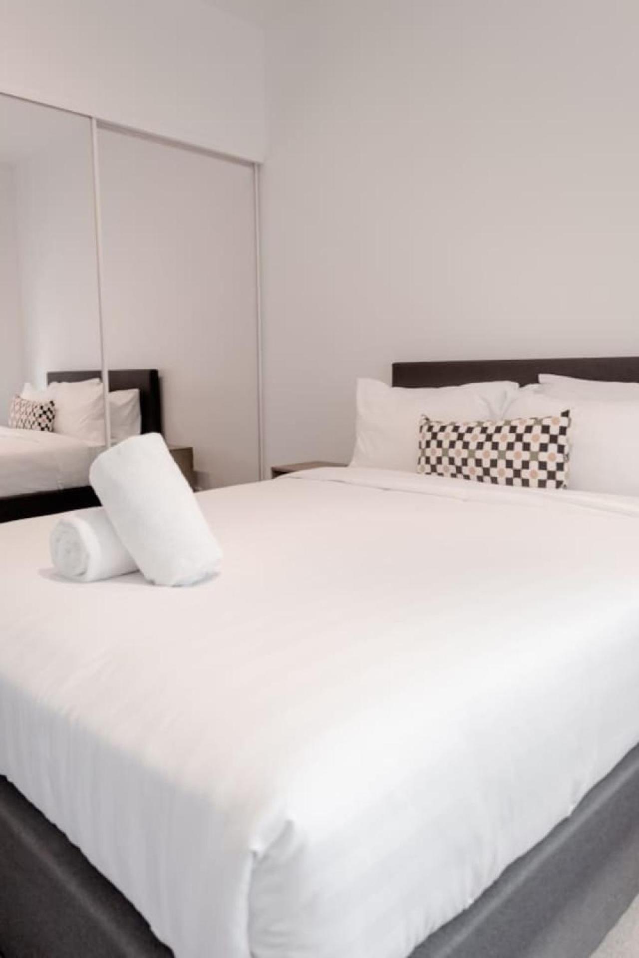 St Kilda Rd Gem, Prime Spot Apartment *